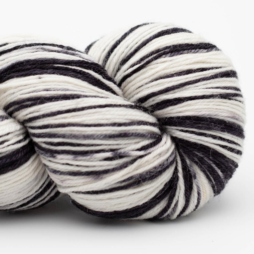 écheveau de laine à chaussettes Lazy Lion, multicolore, marque Kremke coloris zebra (noir et blanc)