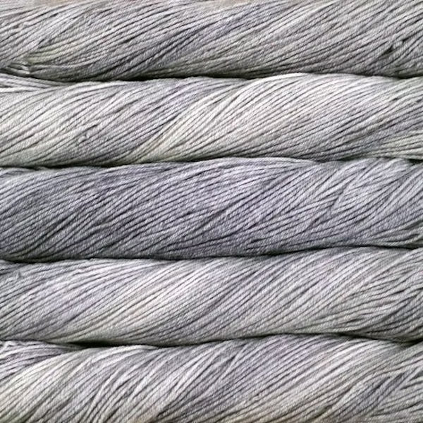 écheveaux de fil à tricoter Sock de Malabrigo en laine mérinos coloris Pearl (gris clair)