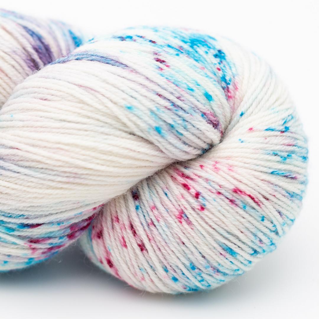 écheveau de laine à chaussettes Lazy Lion, multicolore, marque Kremke coloris kilimanjaro (blanc, bleu et rose)