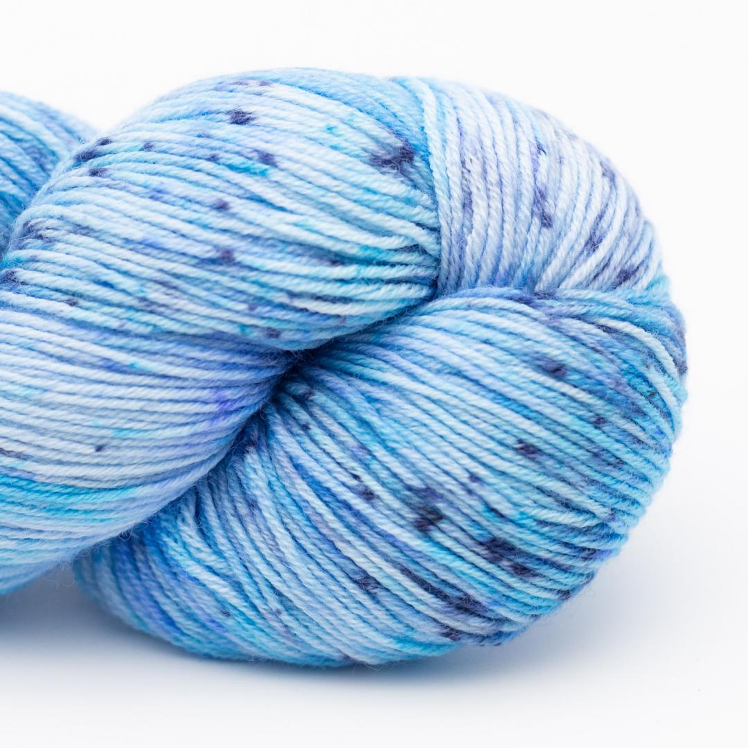 écheveau de laine à chaussettes Lazy Lion, multicolore, marque Kremke coloris climbing kili (bleu, blanc)