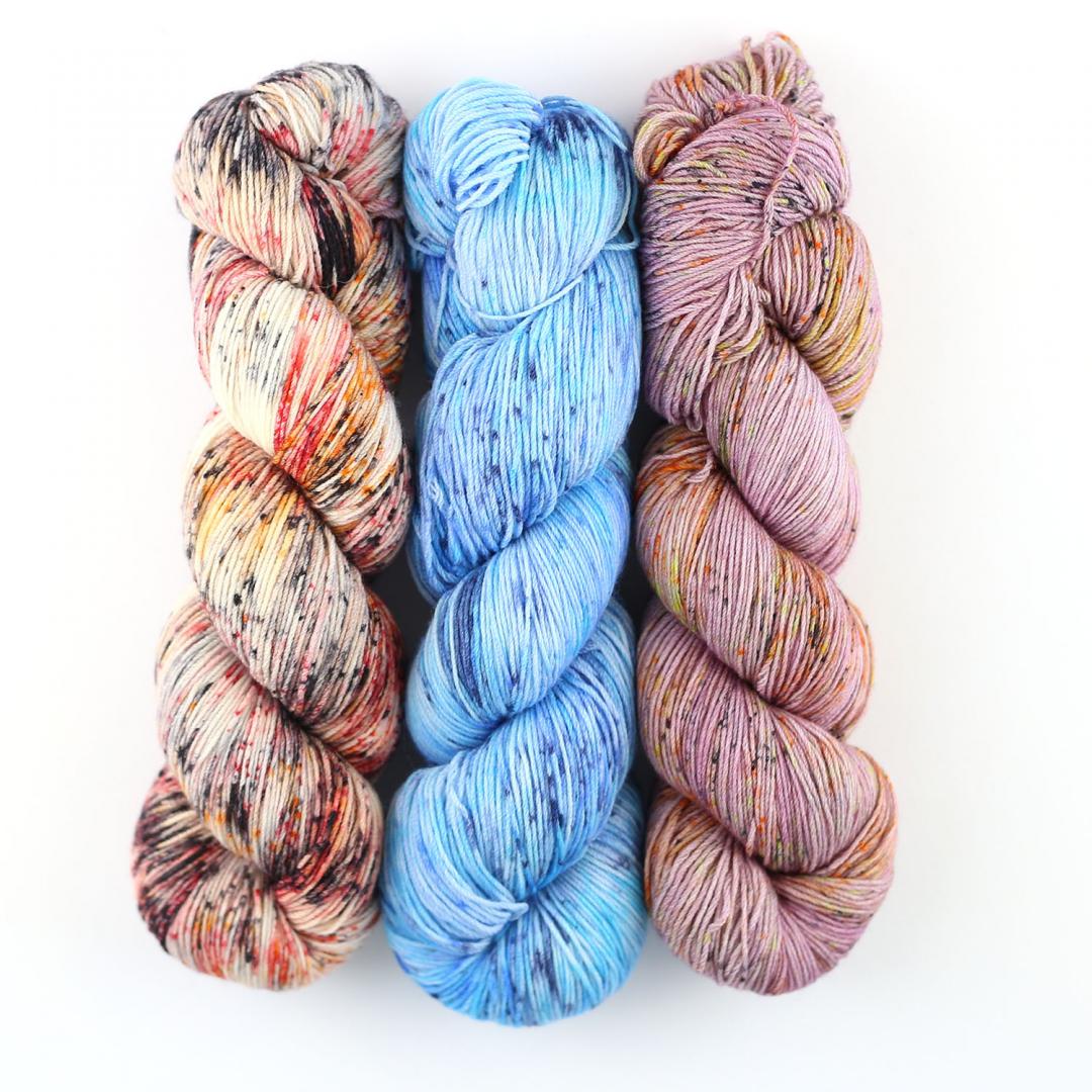 écheveau de laine à chaussettes Lazy Lion, multicolore, marque Kremke rose, violet, bleu, blanc et marron)