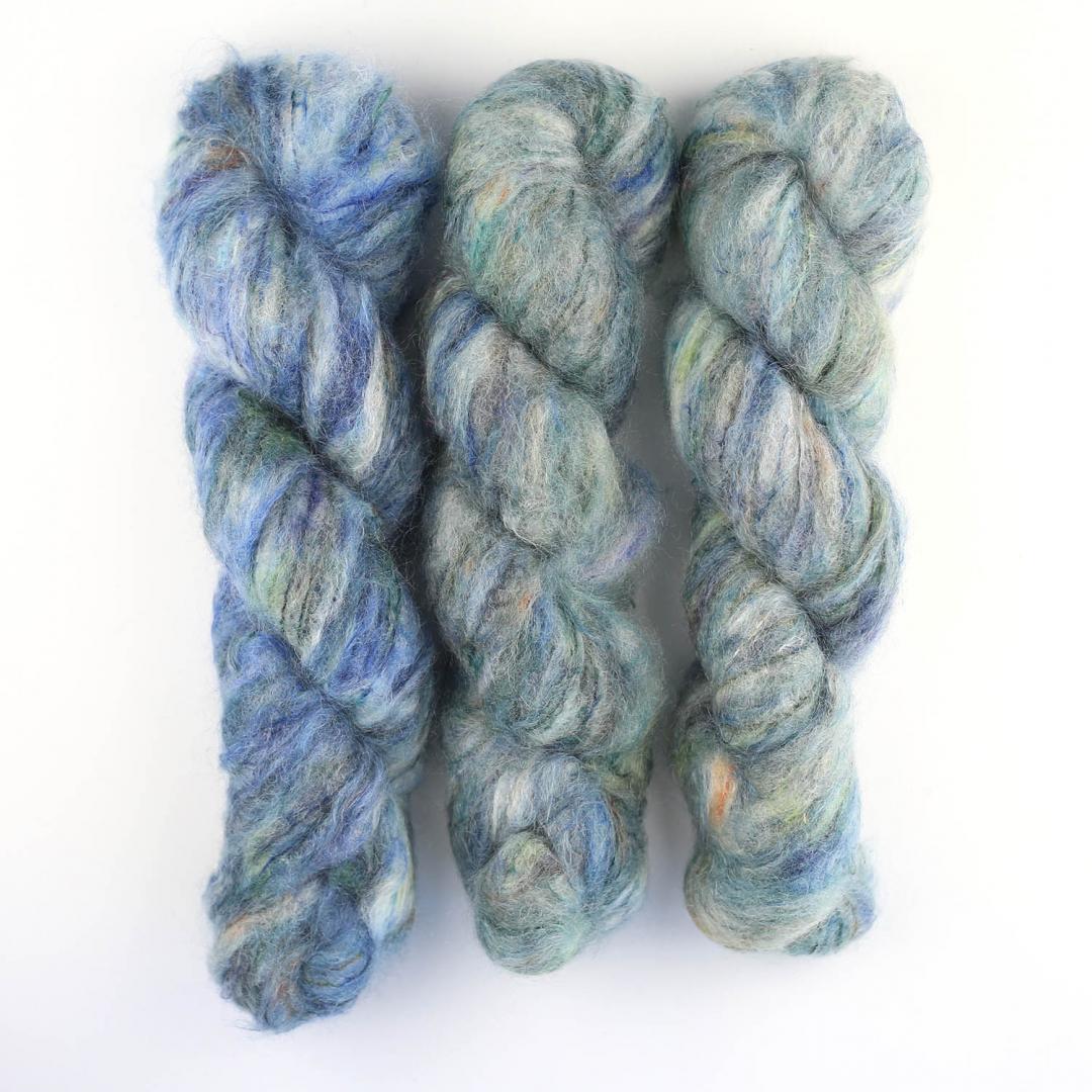 écheveau de fil à tricoter en mohair et soie "Fluffy Mohair gradient" de Cowgirl blues coloris 9 to 5 (bleu, blanc, violet)