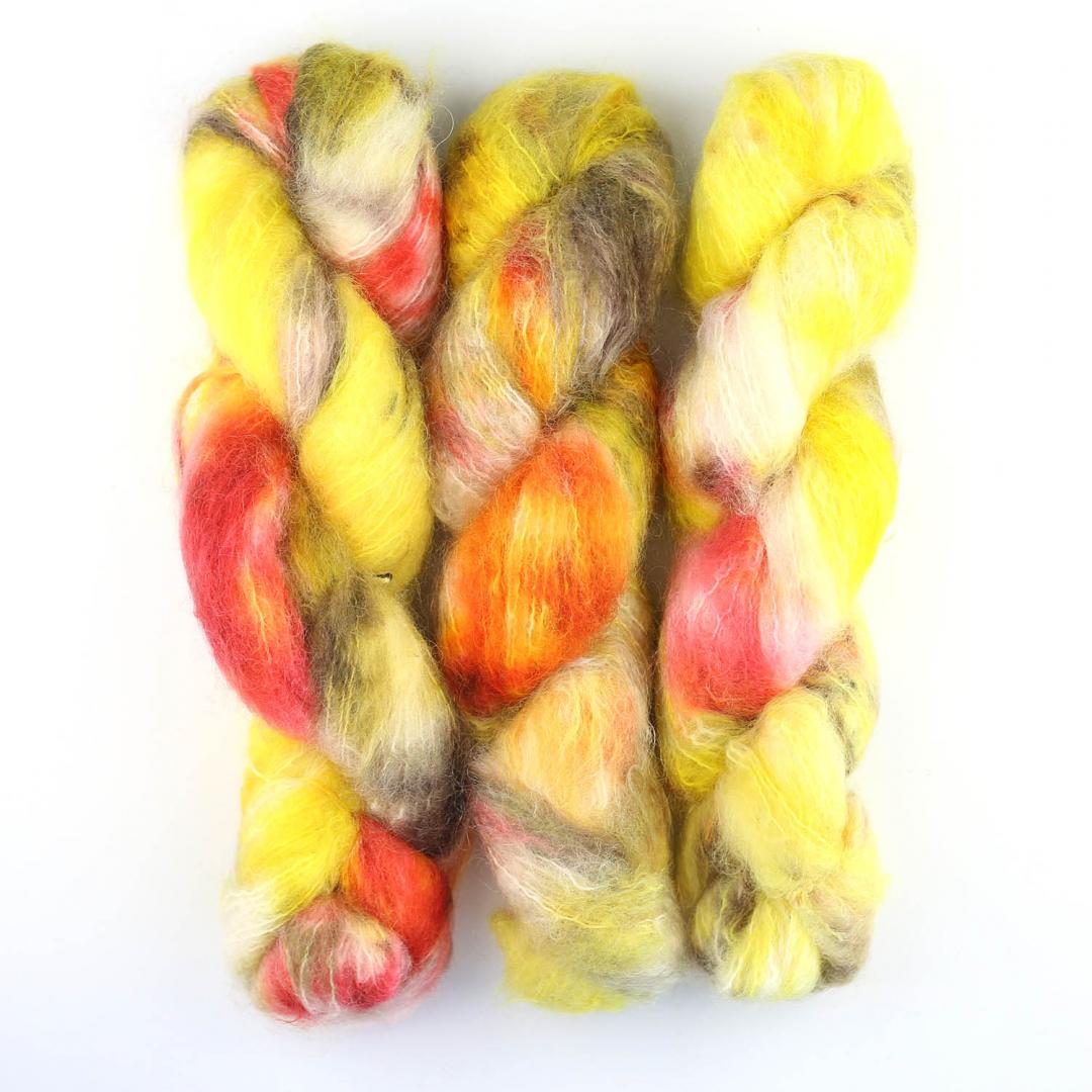 écheveau de fil à tricoter en mohair et soie "Fluffy Mohair gradient" de Cowgirl blues coloris big yellow taxi (jaune rouge et gris)