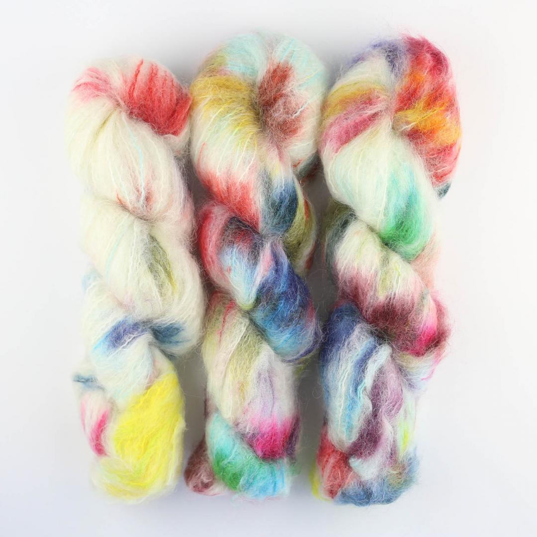 3 écheveaux de fil à tricoter en mohair et soie "Fluffy Mohair gradient" de Cowgirl blues coloris cape carnival (bleu, blanc, jaune et rose)