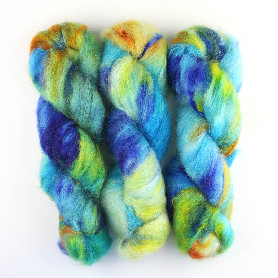 3 écheveaux de fil à tricoter en mohair et soie "Fluffy Mohair gradient" de Cowgirl blues coloris fast cars (bleu, vert, jaune et blanc)