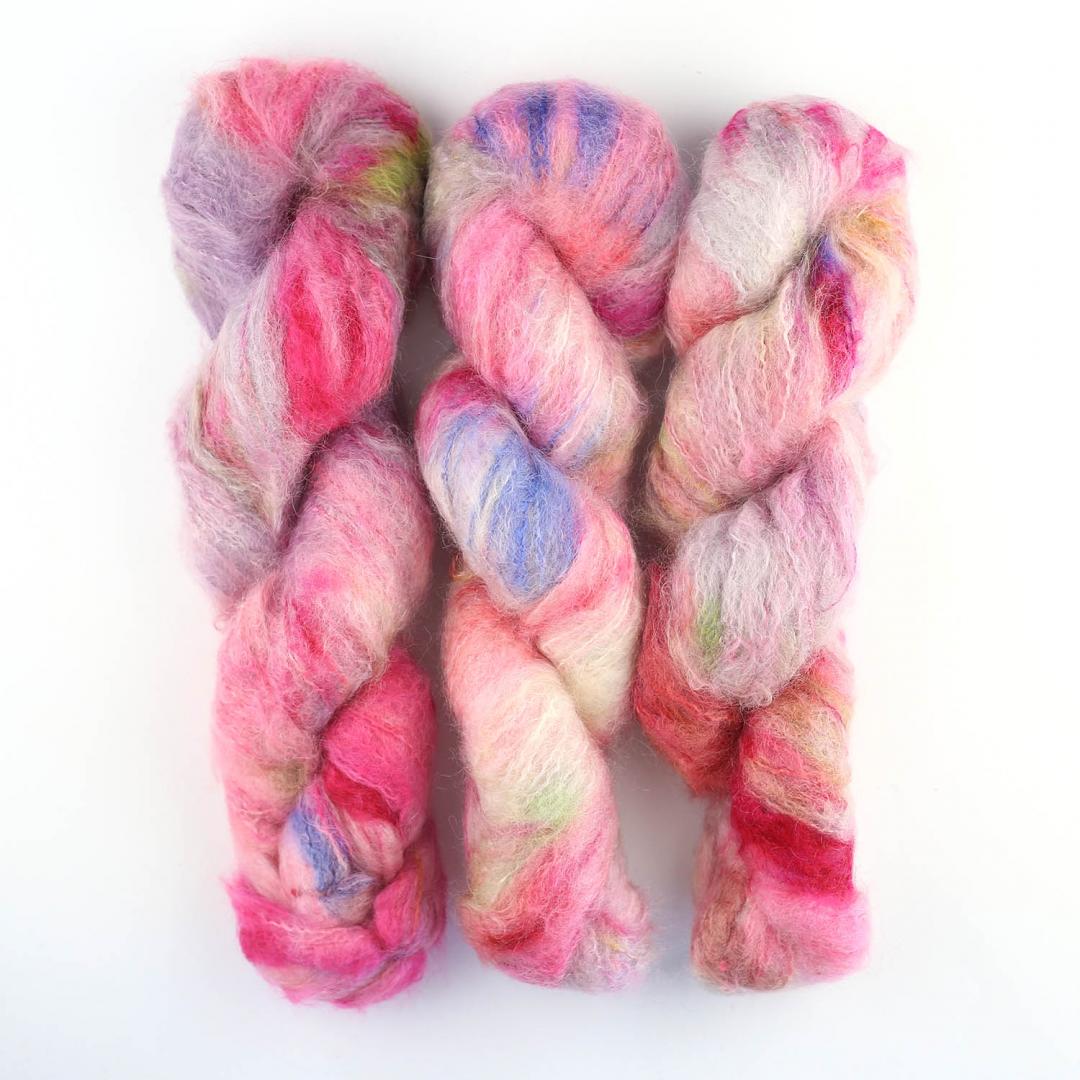 écheveau de fil à tricoter en mohair et soie "Fluffy Mohair gradient" de Cowgirl blues coloris happy days (rose, violet, rouge et blanc)