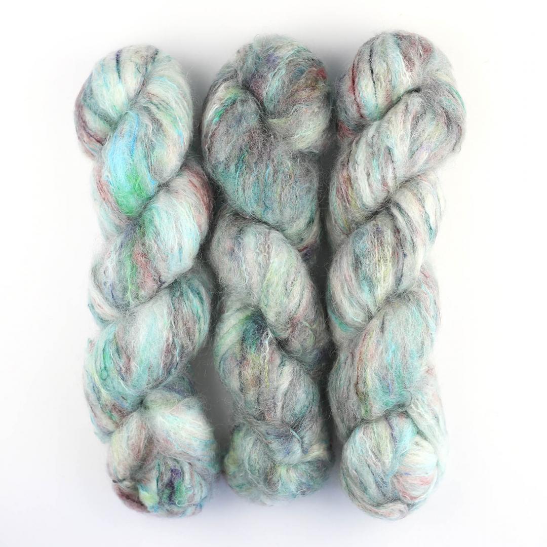 écheveau de fil à tricoter en mohair et soie "Fluffy Mohair gradient" de Cowgirl blues coloris karma chameleon (bleu, blanc,violet)
