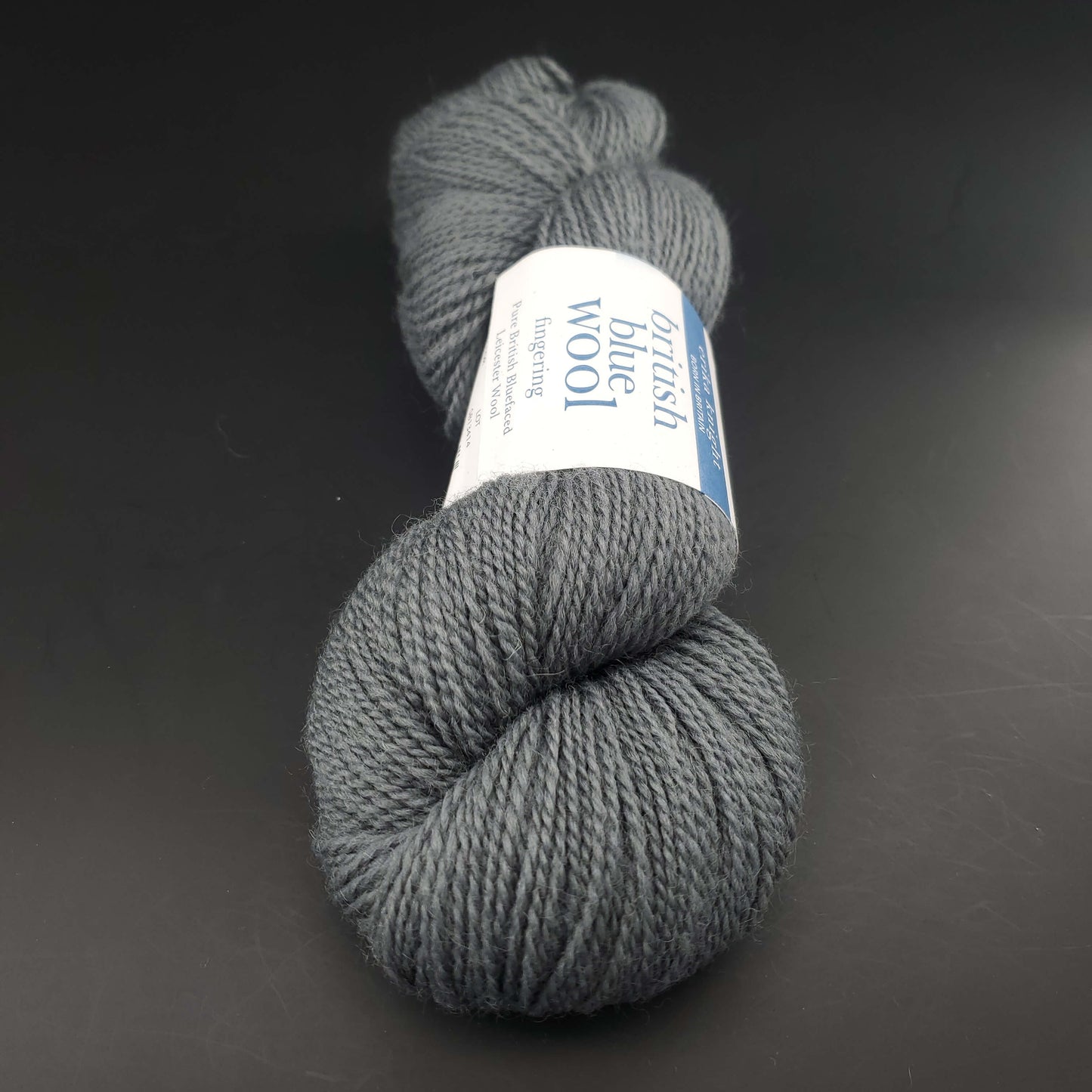 écheveau de laine british blue fingering d'erika knight coloris 13 steel sur fond noir pour tricot et crochet