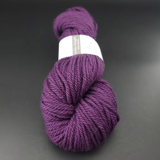 Echeveau de laine Big Vintage d'Erika Knight de couleur 308 mulberry sur fond noir pour tricot et crochet.