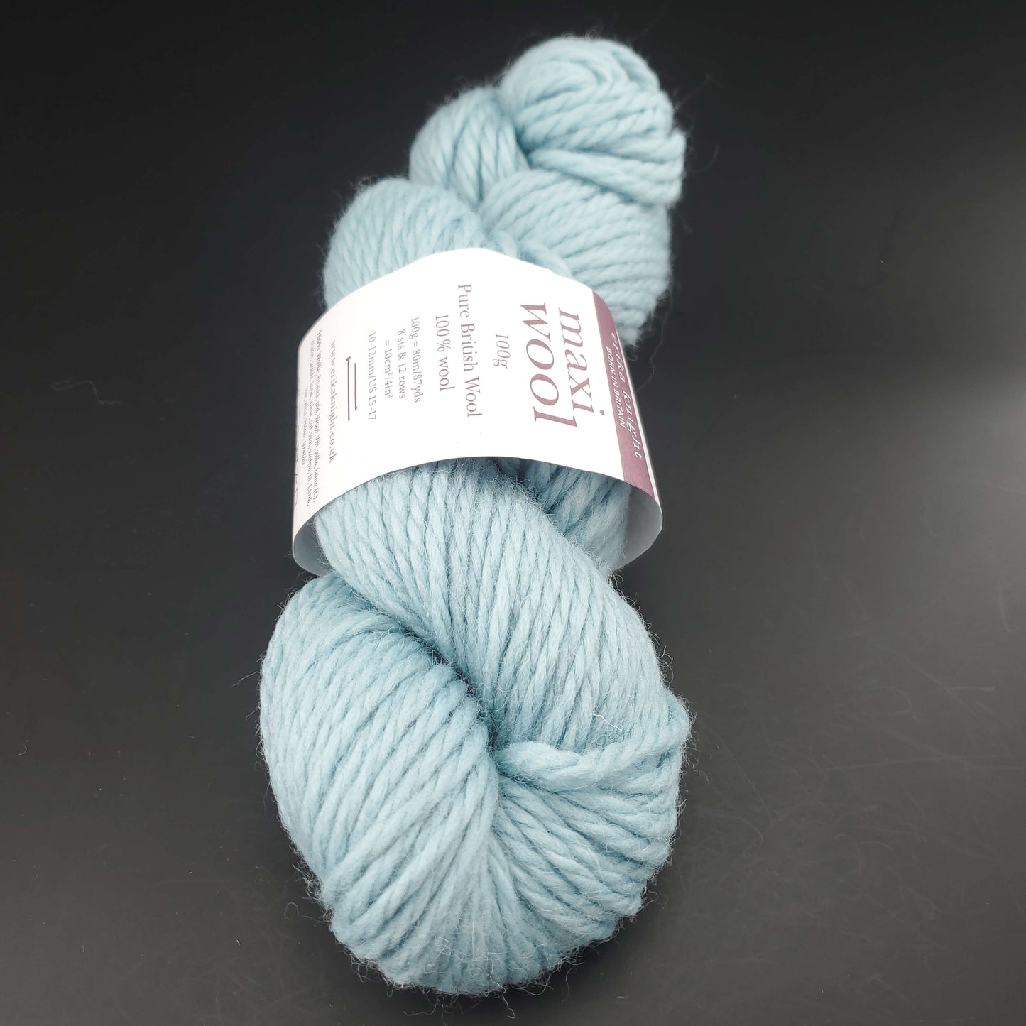 écheveau de laine maxi wool d'erika knight coloris 215 iced gem sur fond noir pour tricot et crochet