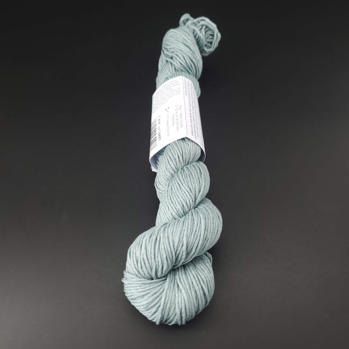 Echeveau de lin Studio Linen d'Erika Knight de couleur 414 shallow sur fond noir pour tricot et crochet.