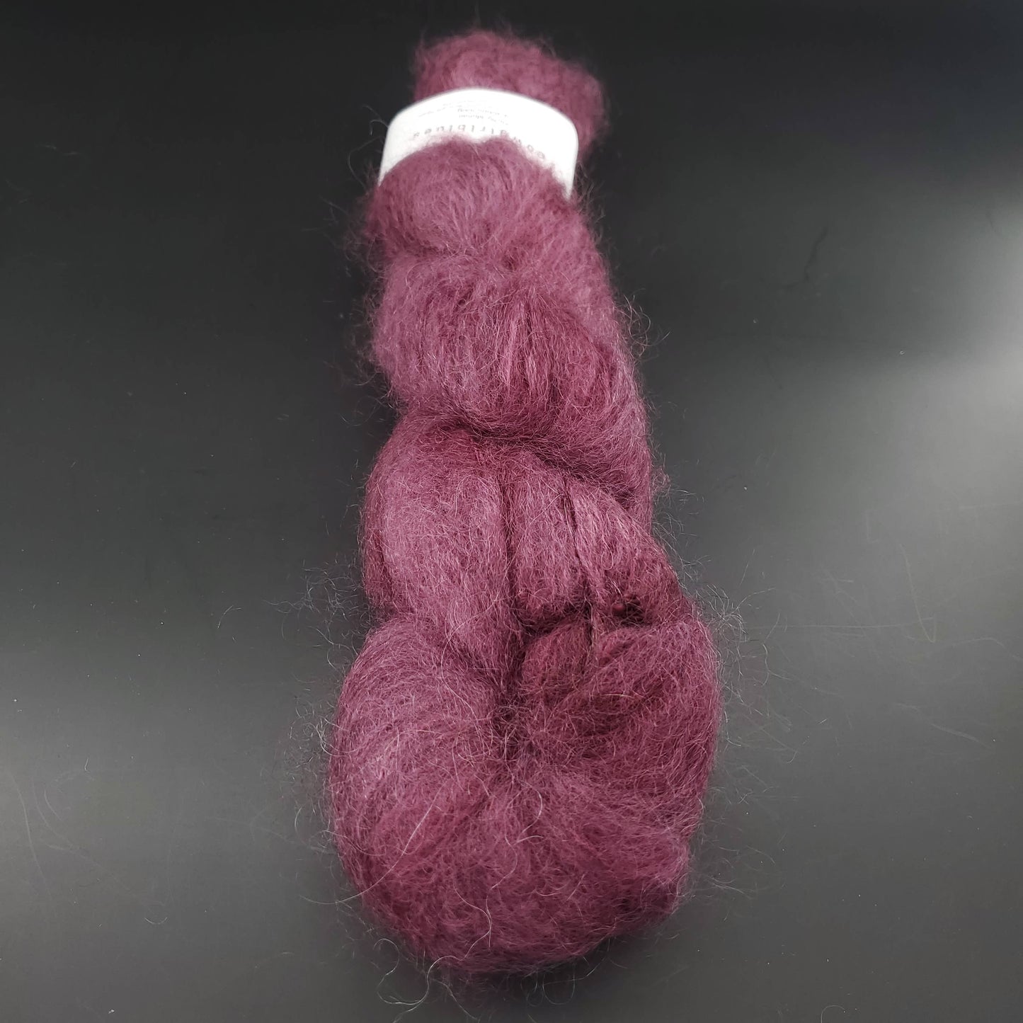 echeveau de fil fluffy mohair de marque cowgirlblues de coloris 34 plum sur fond noir pour tricot et crochet