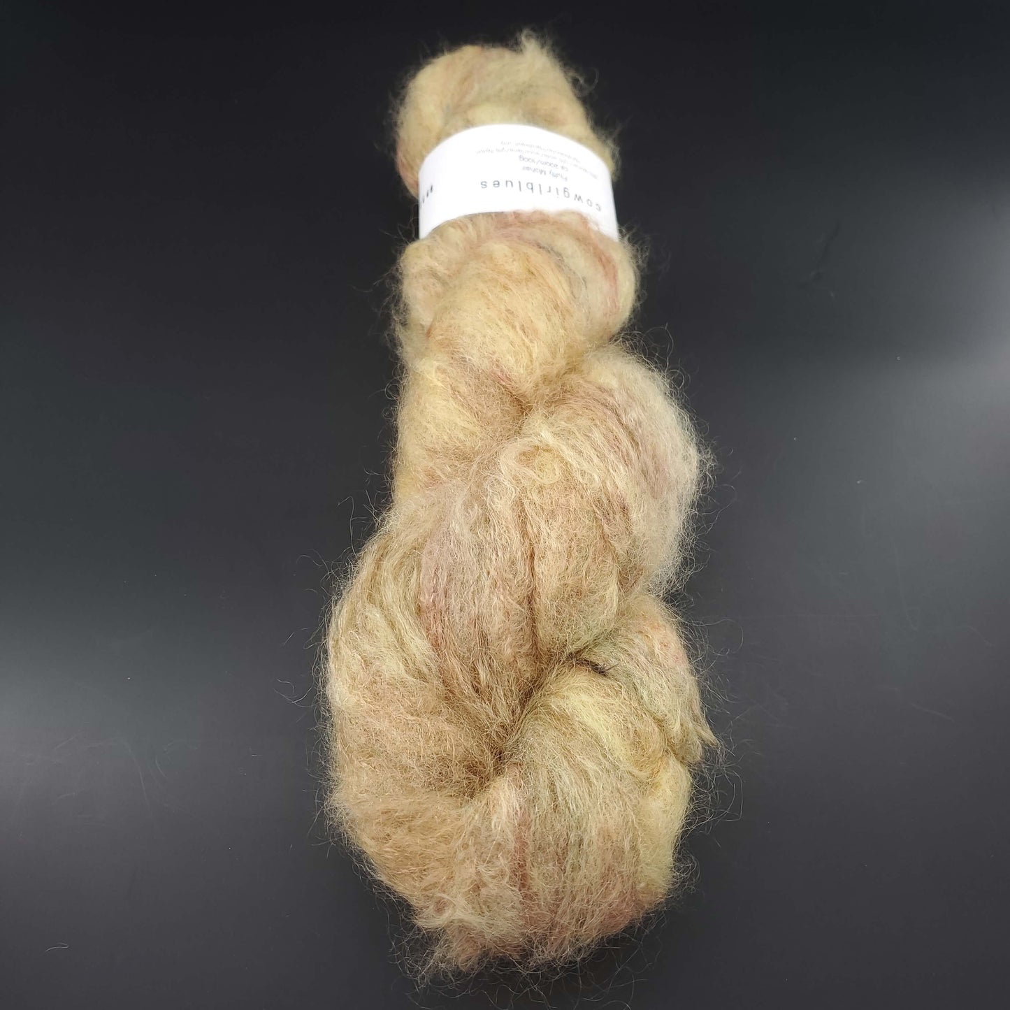 echeveau de fil fluffy mohair de marque cowgirlblues de coloris true colors sur fond noir pour tricot et crochet