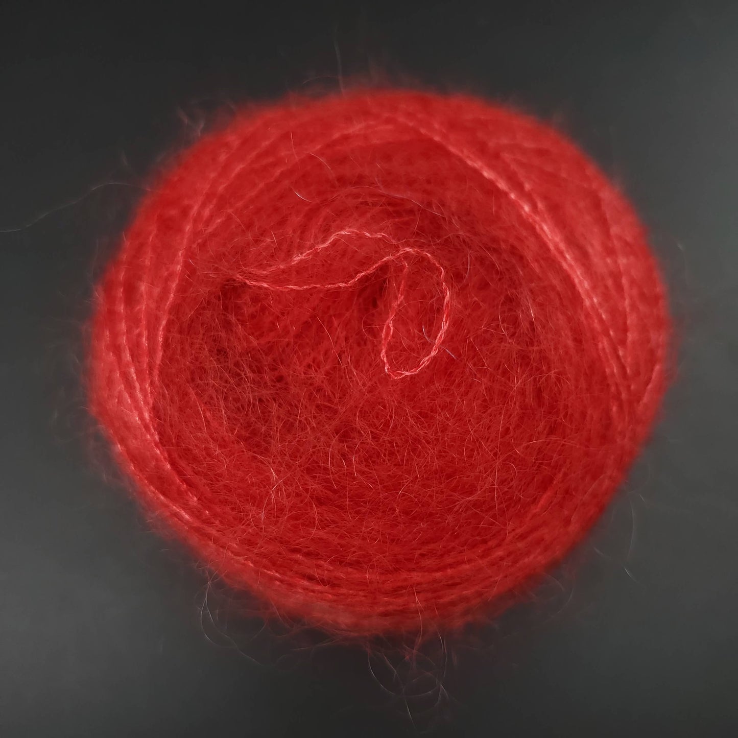 pelote de fil mohair et soie kidsilk de marque cowgirlblues de coloris 40 chili pepper sur fond noir pour tricot et crochet