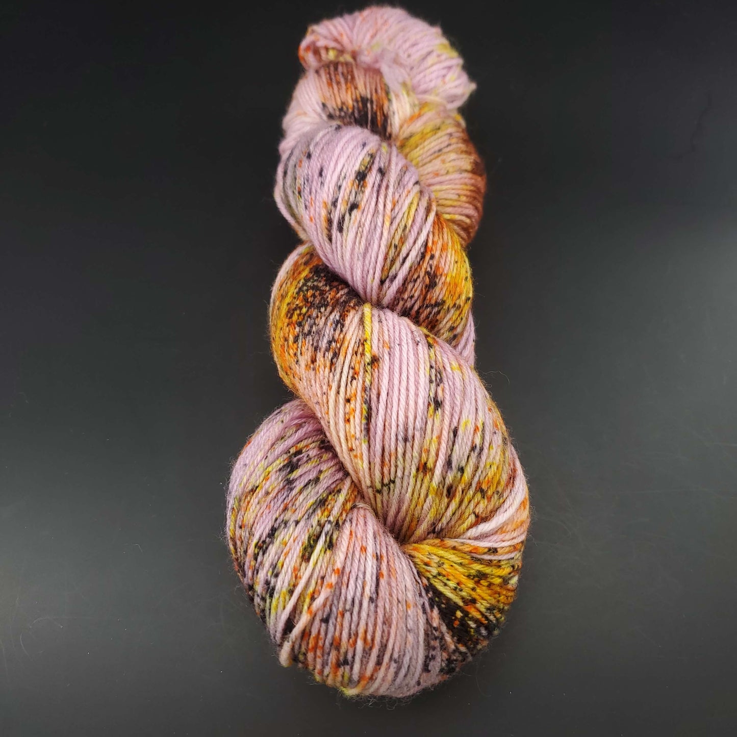 echeveau de laine lazy lion de kremke coloris 1211 misty savannah pour tricot et crochet sur fond noir