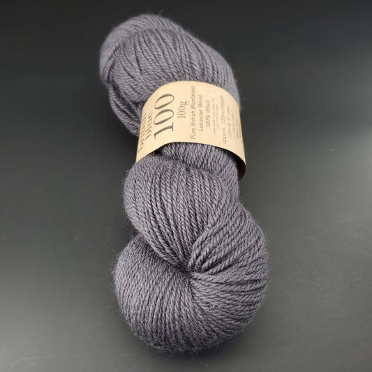 Echeveau de laine British blue d'erika knight coloris 601 cymbelline sur fond noir