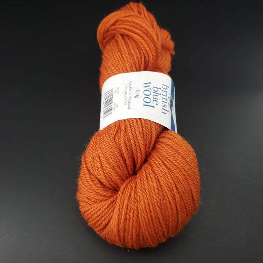 Echeveau de laine British blue d'erika knight coloris 610 tulip sur fond noir