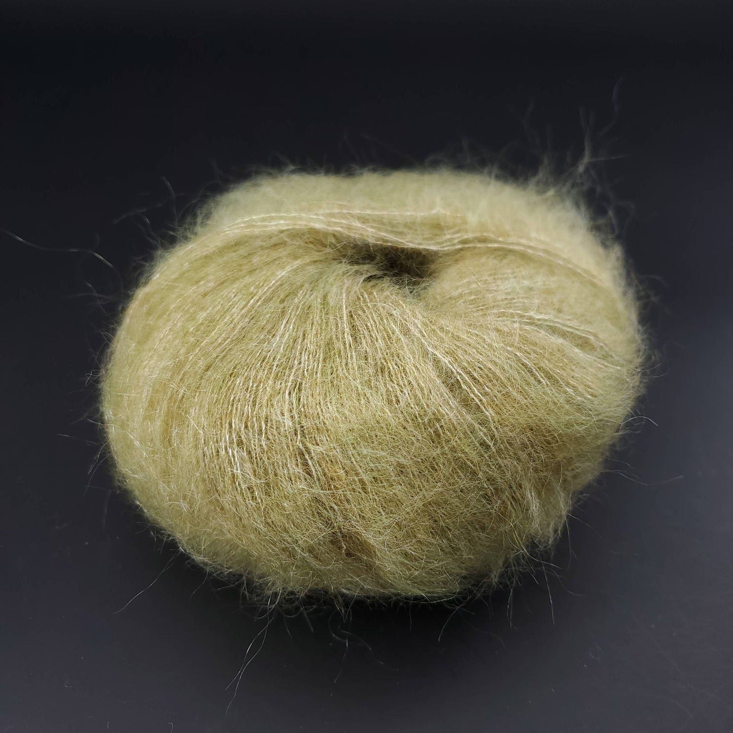 pelote de laine kremke marled silky kid 002 jaune-vert sur fond noir