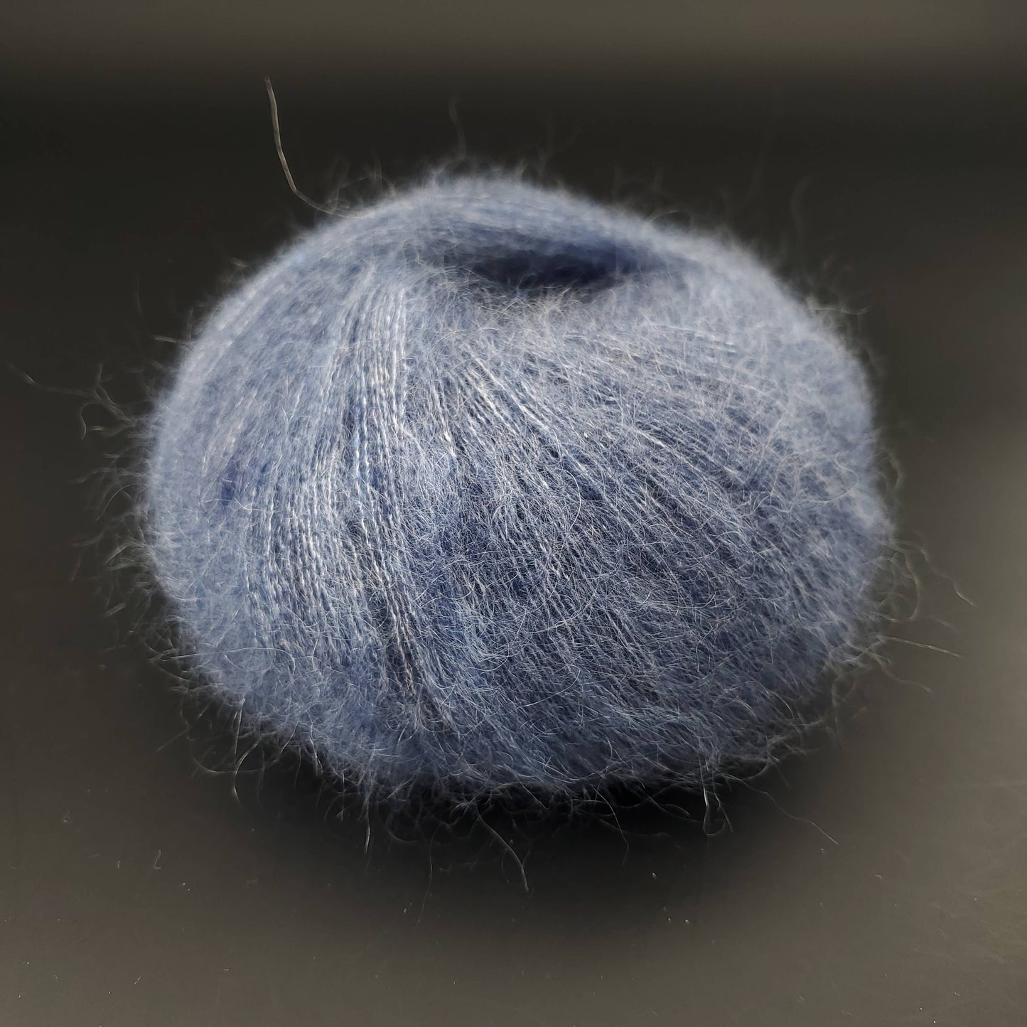 pelote de laine kremke marled silky kid 004 bleu jeans sur fond noir