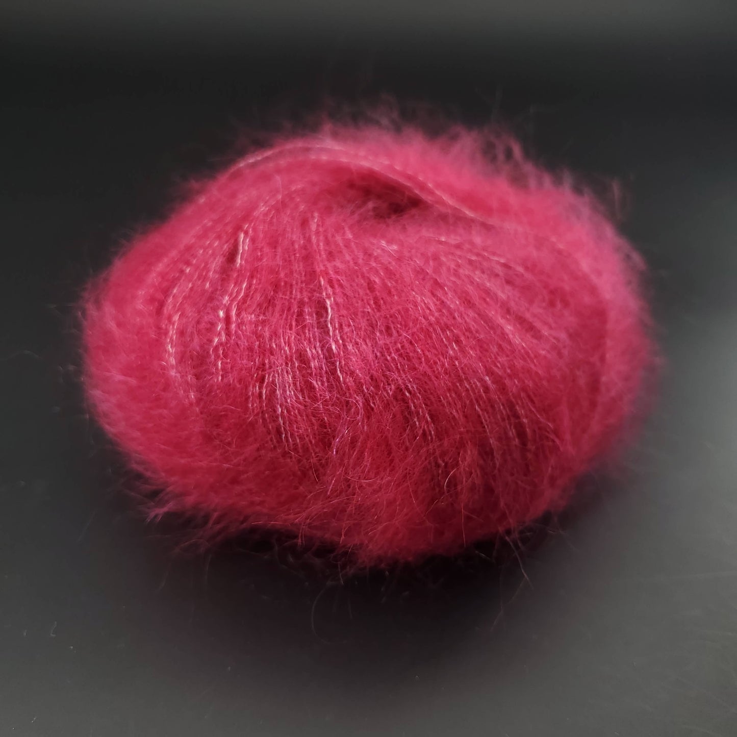 pelote de laine kremke marled silky kid 008 framboise sur fond noir