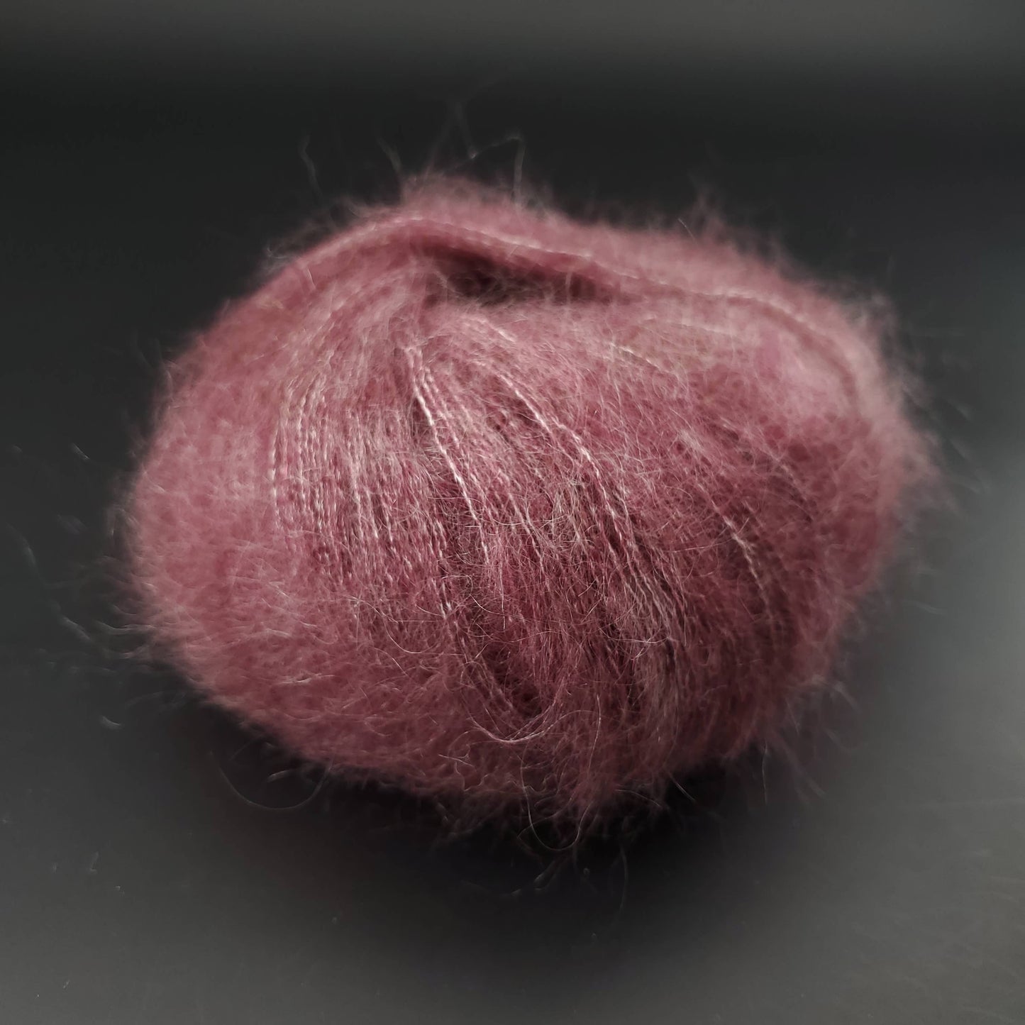 pelote de laine kremke marled silky kid 012 aubergine sur fond noir