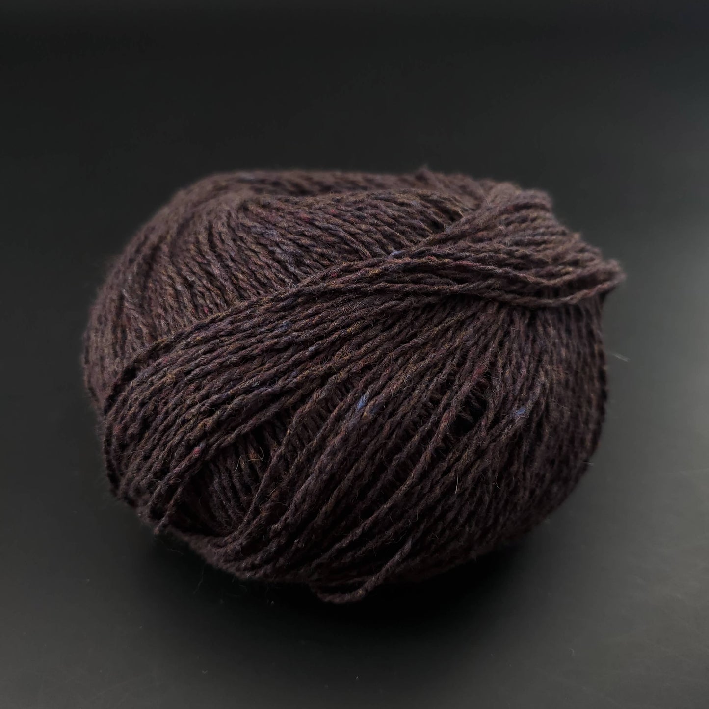 pelote de coton recyclé kremke reborn denim uni coloris 166 chocolat sur fond noir pour tricot et crochet