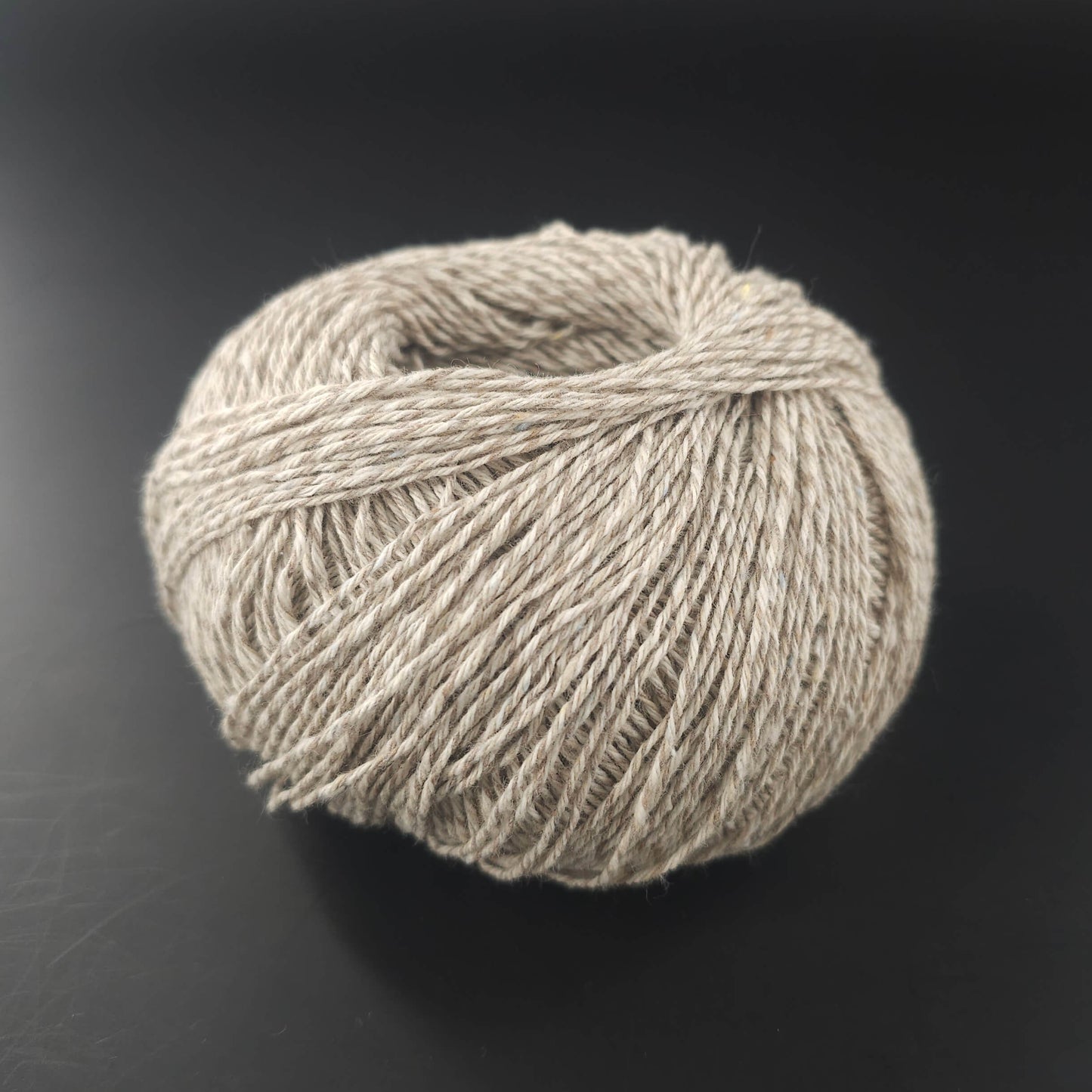 pelote de coton recyclé Kremke Reborn Denim coloris 5551 Beige chiné sur fond noir pour tricot et crochet