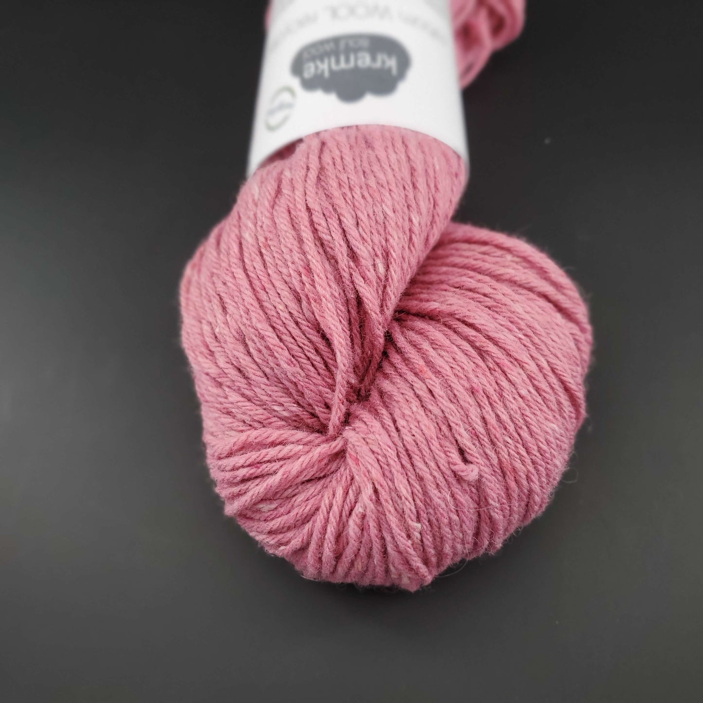 Echeveau de laine Kremke Reborn Wool de couleur 089 dusty pink, sur fond noir, pour tricot et crochet.