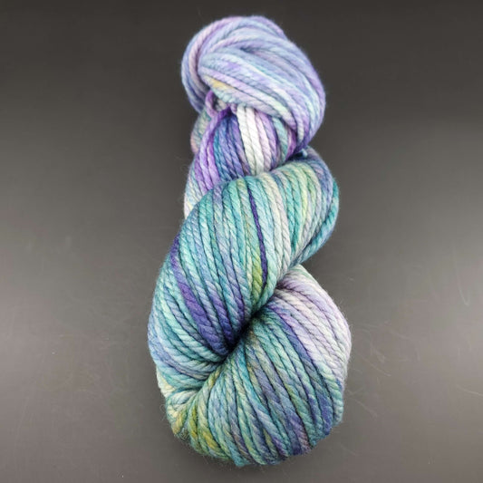 Echeveau de laine Malabrigo Chunky de couleur 416 indiecita sur fond noir pour tricot et crochet.