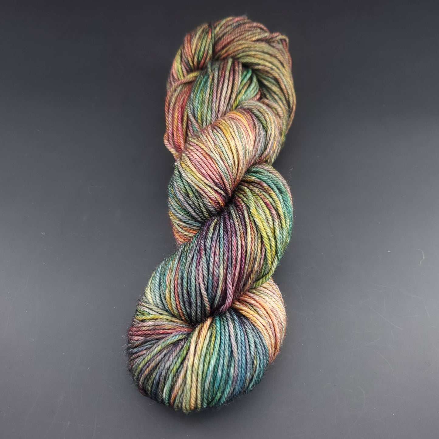 Echeveau de laine Malabrigo Rios de couleur 886 diana sur fond noir pour tricot et crochet.