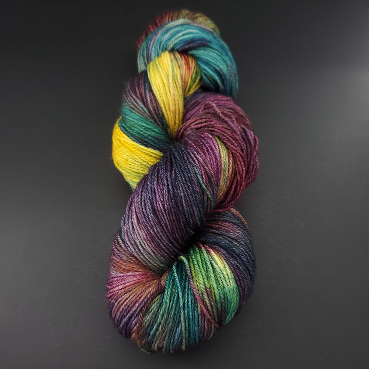 Echeveau de laine manos del uruguay de couleur 8855 pindo sur fond noir pour tricot et crochet.