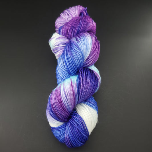 Echeveau de laine manos del uruguay de couleur 9102 colibri sur fond noir pour tricot et crochet.