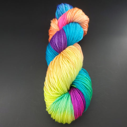 Echeveau de laine manos del uruguay de couleur 9275 locura fluo sur fond noir pour tricot et crochet.