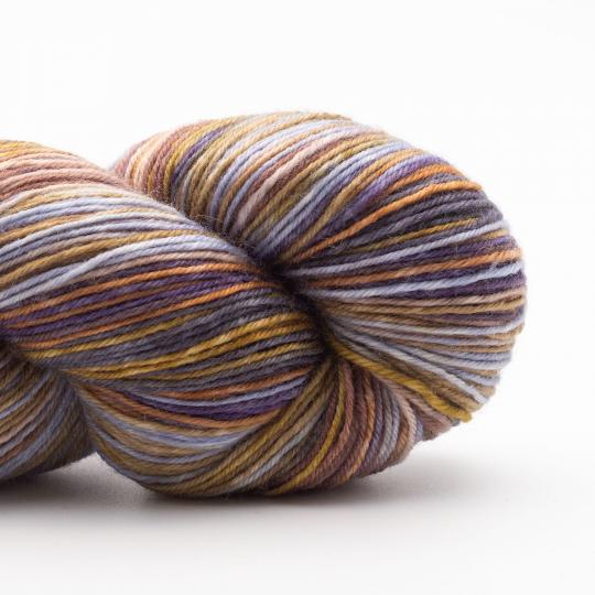 écheveau de laine à chaussettes Lazy Lion, multicolore, marque Kremke coloris highlands (bleu, beige, marron)