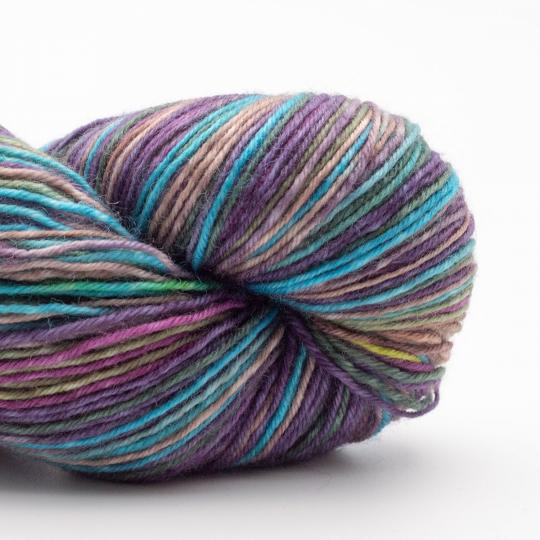 écheveau de laine à chaussettes Lazy Lion, multicolore, marque Kremke coloris venetian glass (bleu, violet, vert)