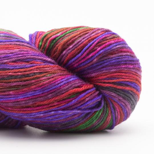 écheveau de laine à chaussettes Lazy Lion, multicolore, marque Kremke coloris buch of roses (rose, vert, violet)