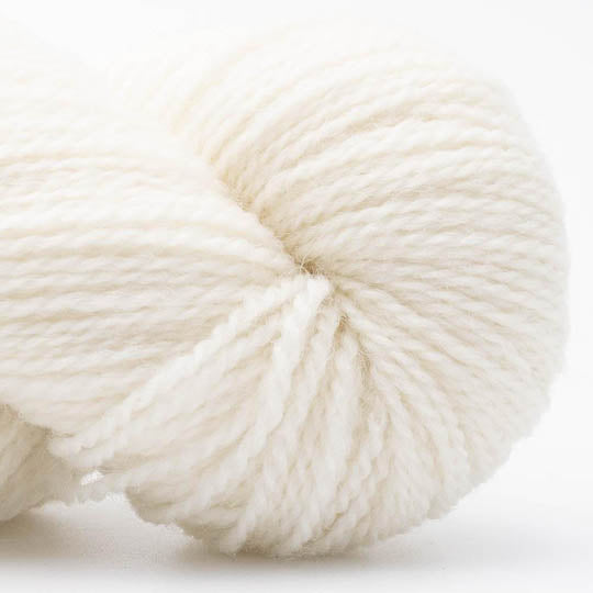 écheveau de laine à tricoter British blue fingering de Erika Knight coloris 01 naturel undyed (ecru)