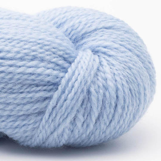 écheveau de laine à tricoter British blue fingering de Erika Knight coloris 03 pale blue