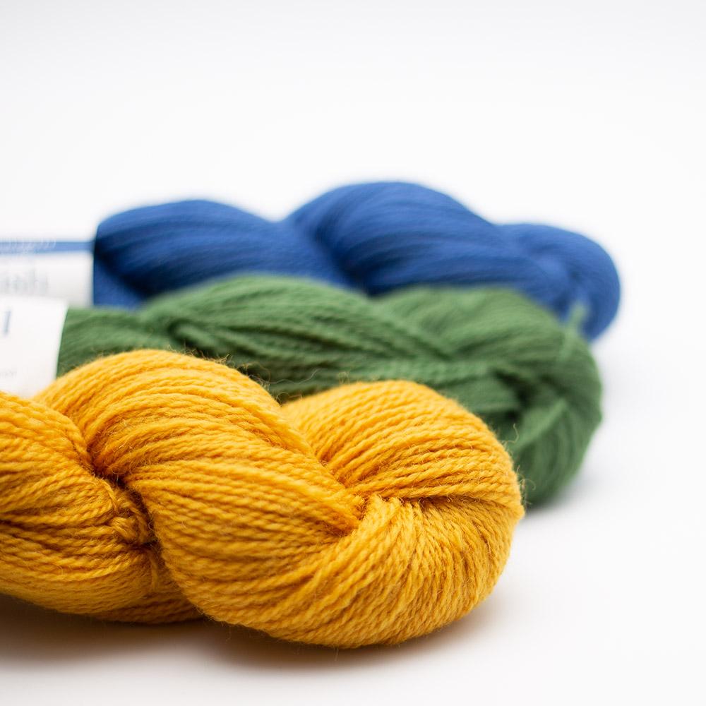 3 écheveux de laine à tricoter British blue fingering de Erika Knight, jaune, vert et bleu