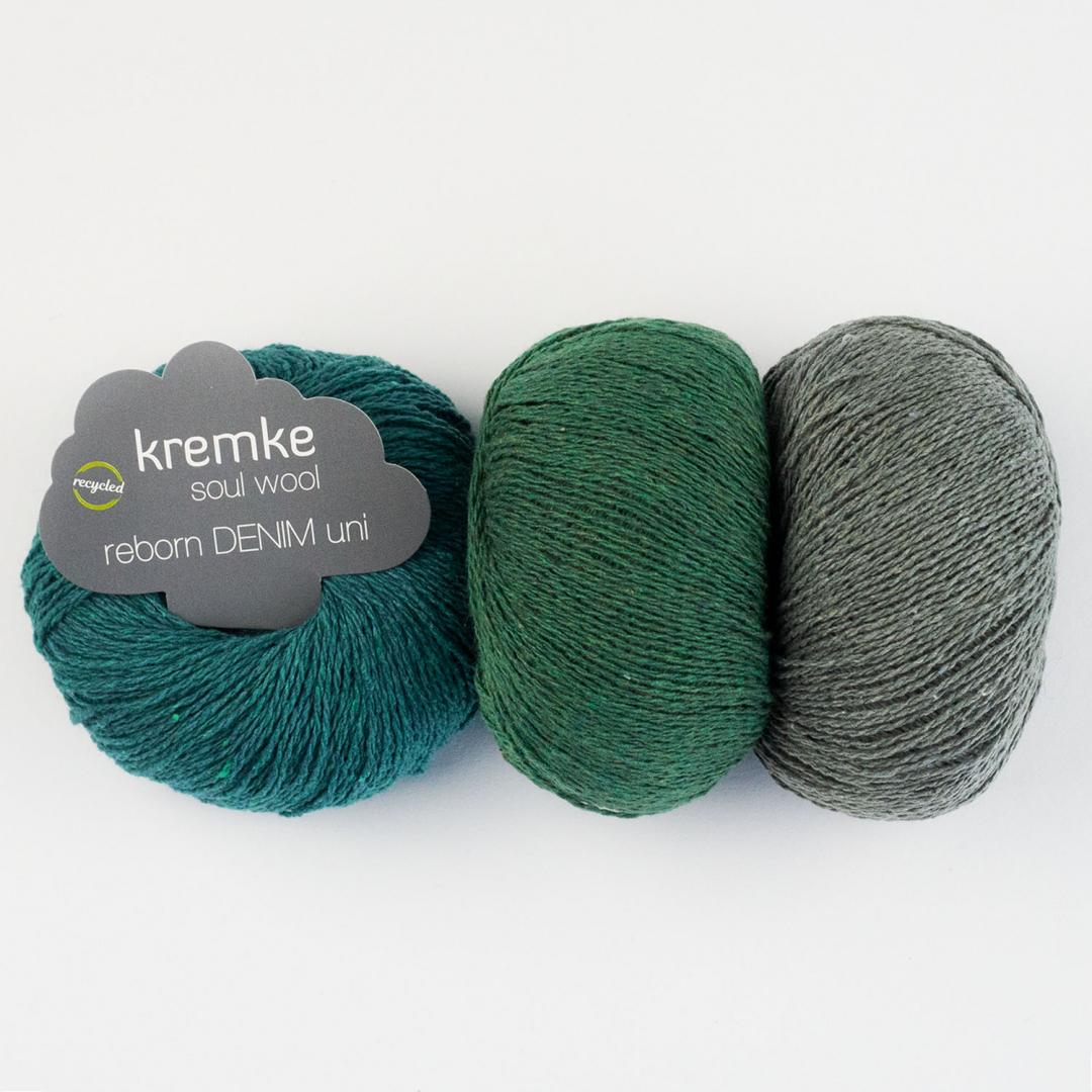 3 pelotes de fil à tricoter Reborn Denim Uni de Kremke en coton recyclé, bleu, emeraude et vert olive