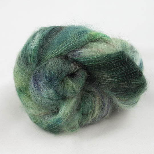 écheveau de fil à tricoter en soie et mohair Kidsilk Gradient de Cowgirl Blues coloris karma chameleon (blanc, violet et vert)