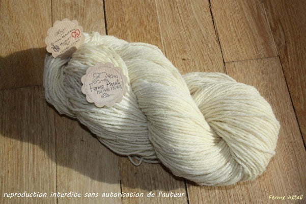 écheveau de laine Ferme Attali écru, étiquette en kraft