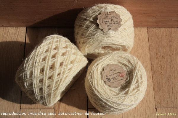 3 pelotes de laine Ferme Attali écru, étiquette en kraft