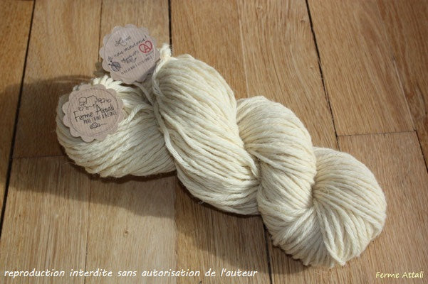 écheveau de laine Ferme Attali écru, étiquette en kraft