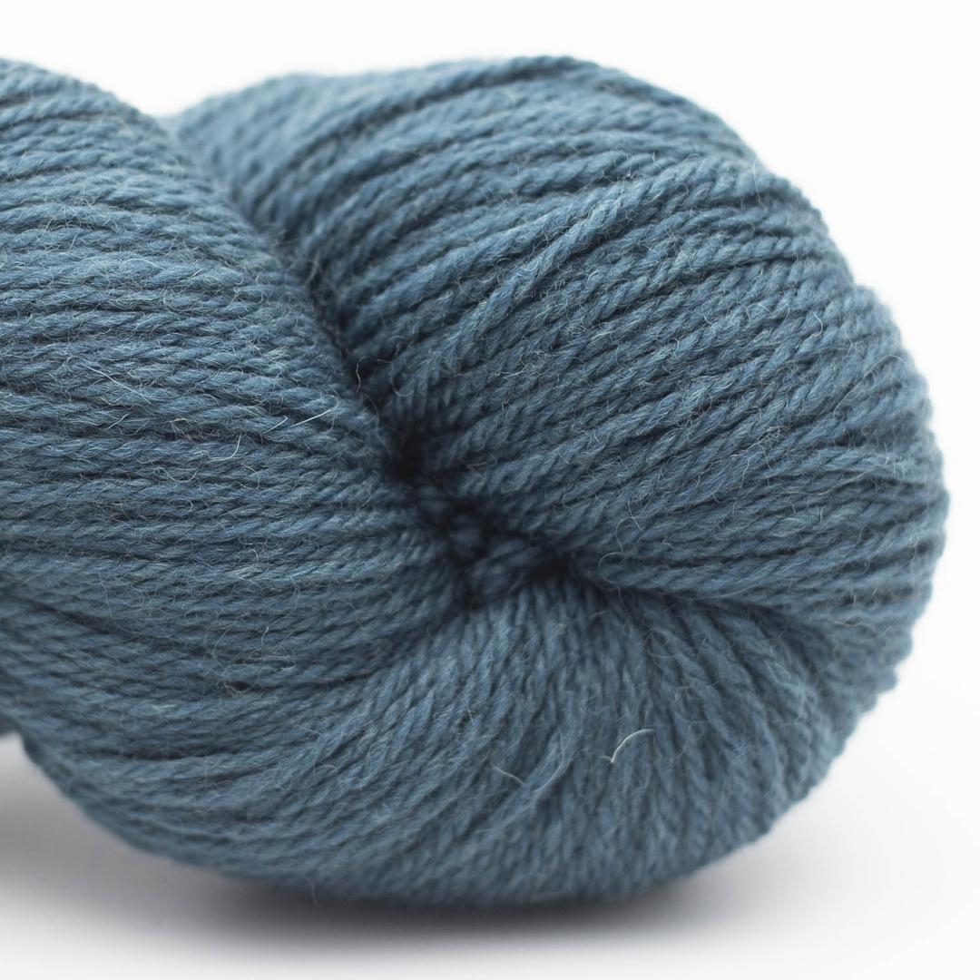 écheveau de laine à tricoter British blue wool de Erika Knight coloris 602 regents park (bleu pétrole)