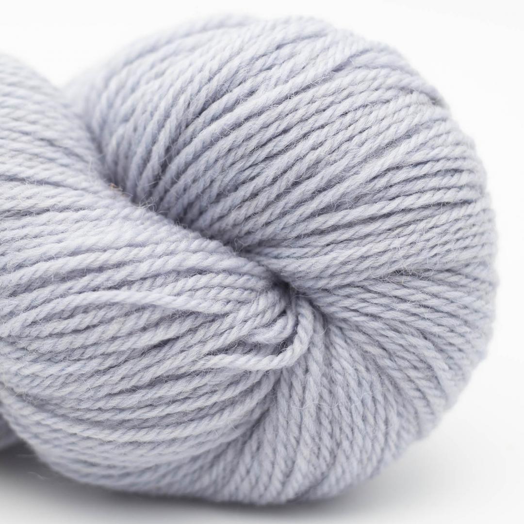 écheveau de laine à tricoter British blue wool de Erika Knight coloris 603 kanoko (bleu pâle)