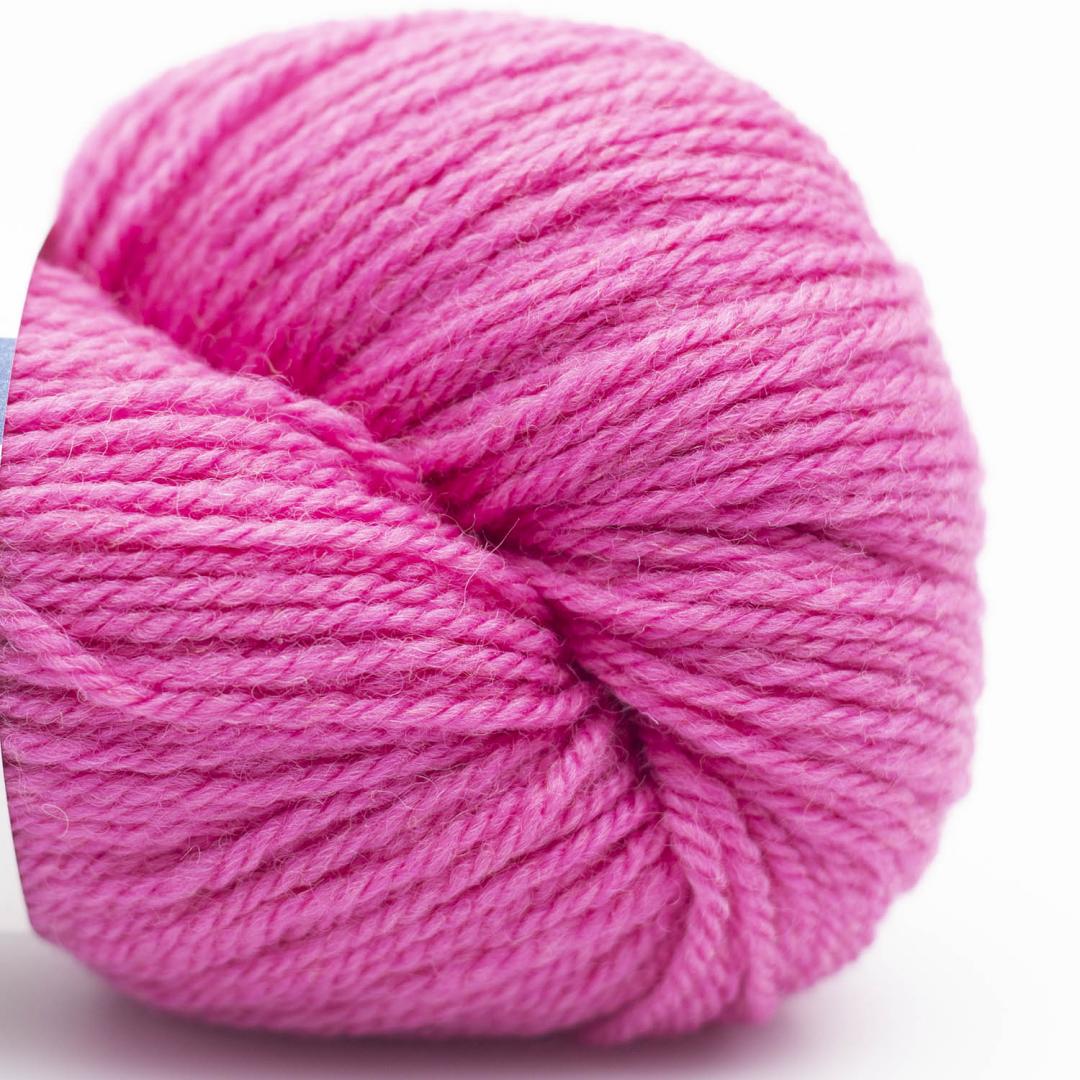 écheveau de laine à tricoter British blue wool de Erika Knight coloris 606 ballets russes (rose)