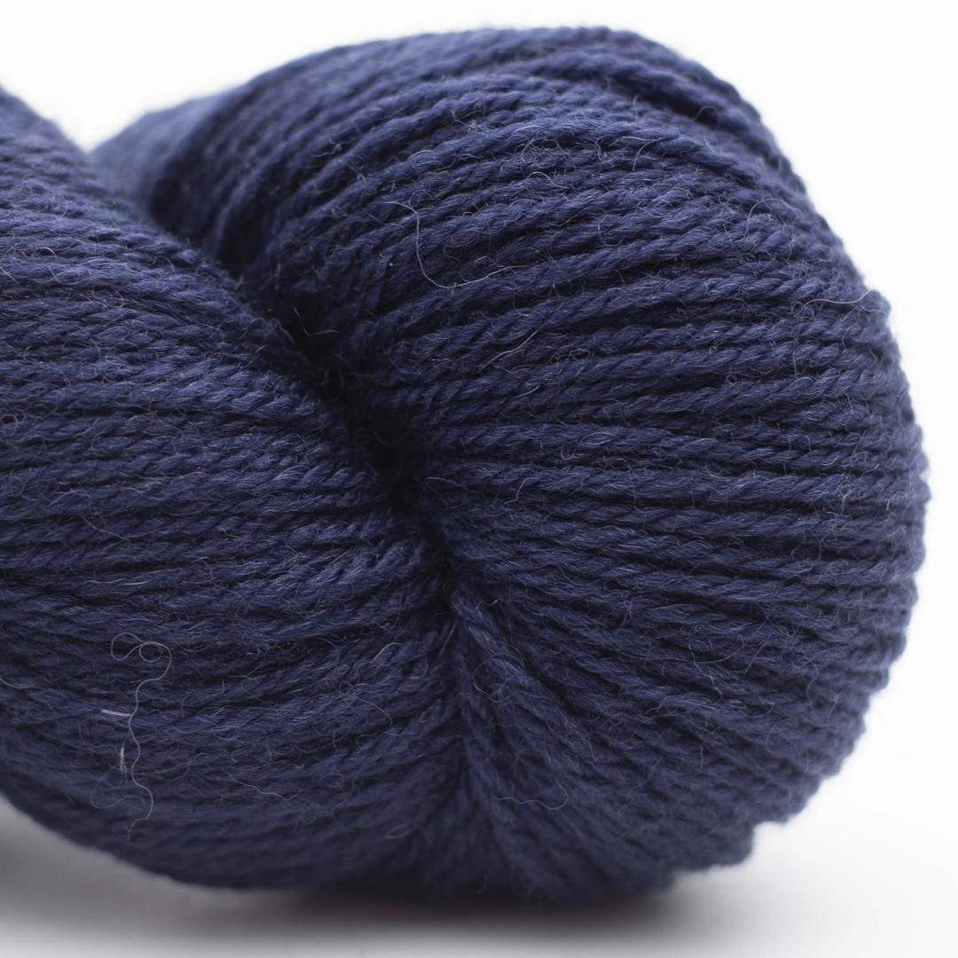 écheveau de laine à tricoter British blue wool de Erika Knight coloris 607 cloak (bleu foncé)