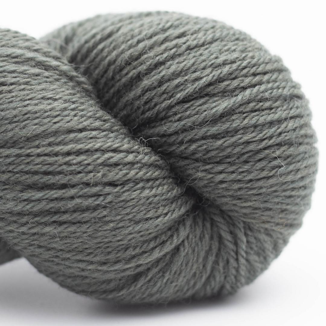 écheveau de laine à tricoter British blue wool de Erika Knight coloris 609 shrub (vert olive)