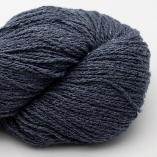 écheveau de fil à tricoter Reborn Jeans Uni de Kremke en coton recyclé coloris 804 blue denim superdark